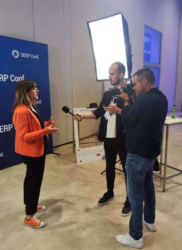 Sara Fernández, international SEO speaker, in an interview with a digital marketing media outlet.